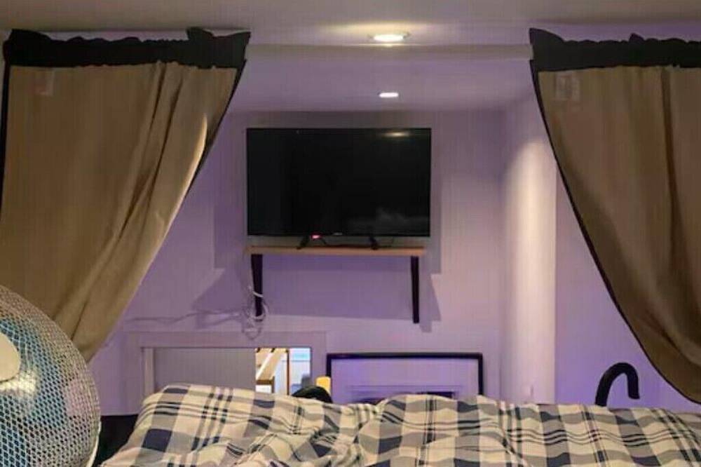 Ganze Wohnung, Loft bed apartment in welcoming Berlin with Wifi, Ac, washer, in Berlin Innenstadt, Berlin