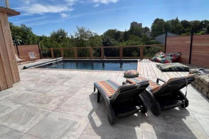 Location de vacances pour 12 personnes, avec piscine ainsi que vue et jardin à Nanclars