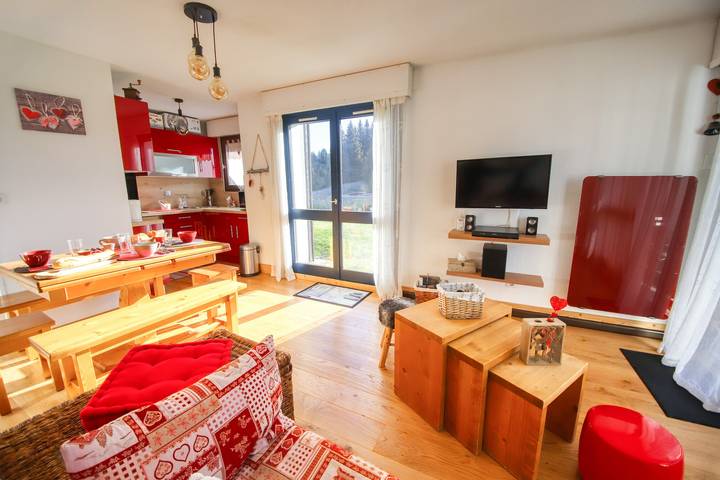 Apartamento entero, Apartamento 'Comte Rouge' con vistas a la montaña, terraza privada y aire acondicionado in Le Praz de Lys, Taninges