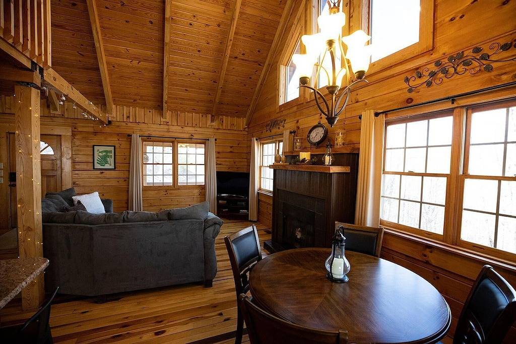 Sits on 8 private Acres, hiking trails at this secluded chalet! Wi-Fi, Hot Tub in Daniel Boone National Forest