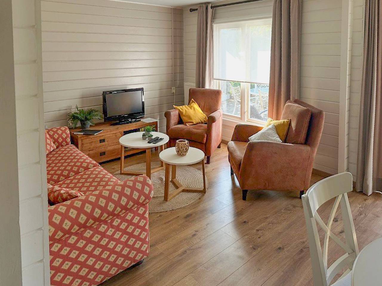 Holzhaus mit Garten und Sauna auf Park mit Pool in Niederländische Nordsee
