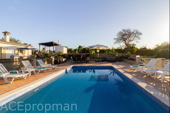 Villa 'Peacehaven' avec vue sur les montagnes, Wi-Fi et climatisation in Loulé (São Sebastião), District de Faro