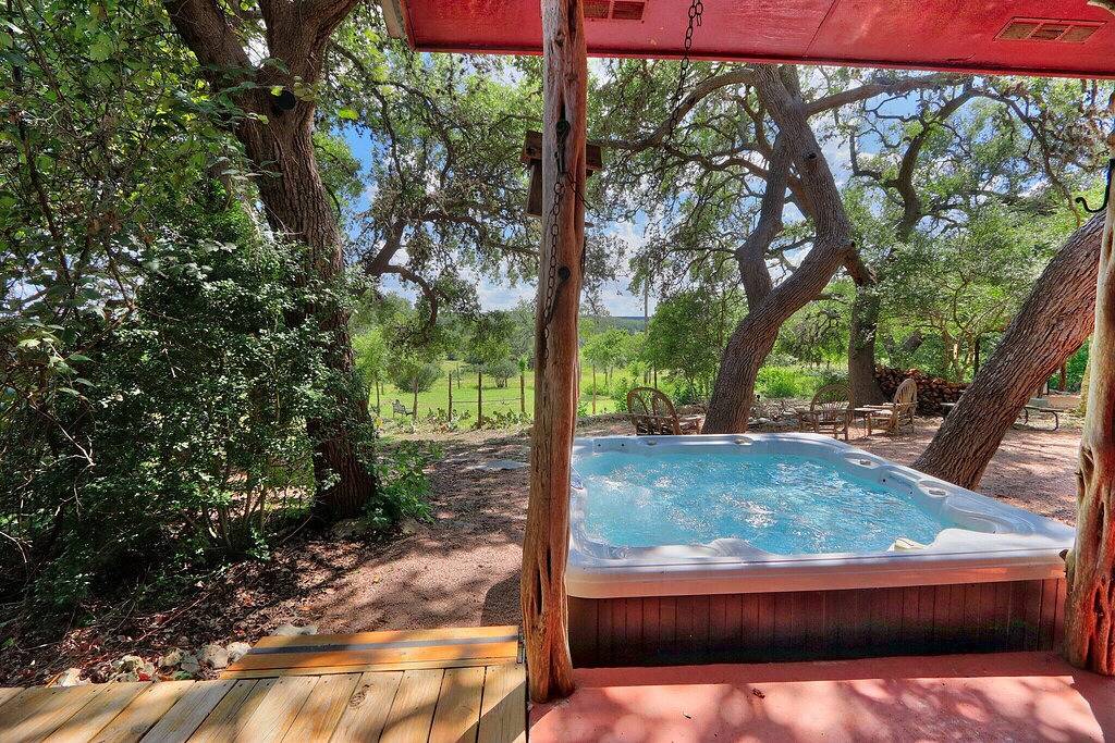 Sunflower Ridge Cabin - Charming Romantic Getaway in Hays County