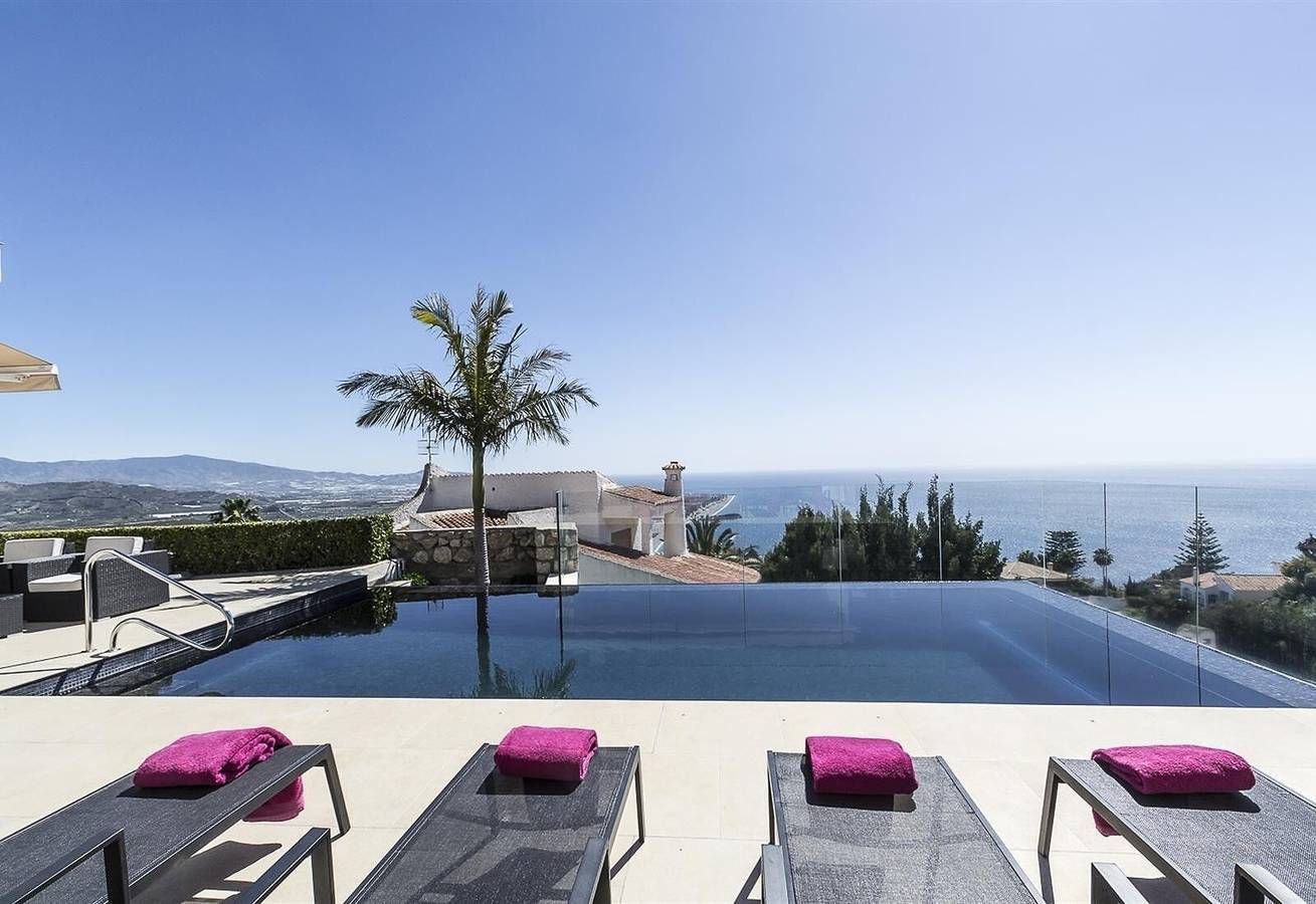 Villa 'Blanca' mit Meerblick, Wlan und Klimaanlage in Monte de los Almendros, Salobreña