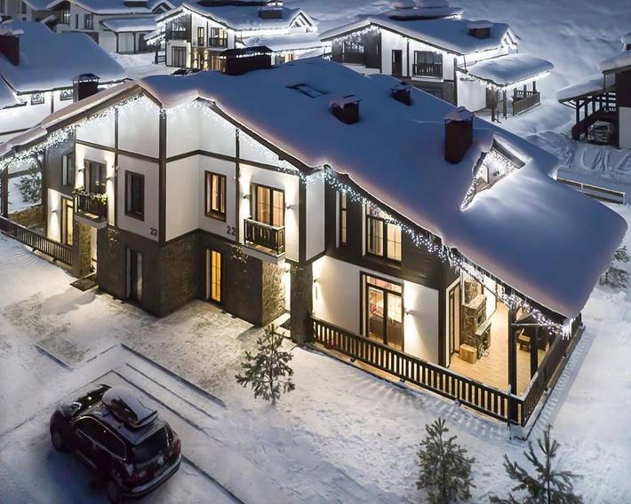 Chalet pour 10 personnes, avec piscine ainsi que jardin et vue