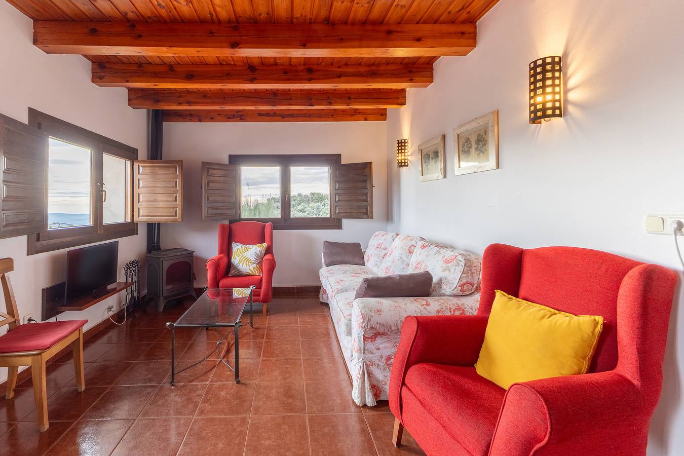 Apartamento entero, Apartamento 'Casa Baja' con piscina compartida, terraza privada y Wi-Fi in Fresnedillas de la Oliva, Provincia de Madrid