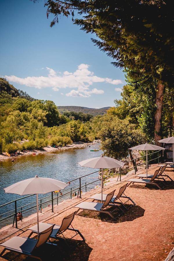 Camping für 4 Personen, mit Terrasse und Garten sowie Pool in Vallon-Pont-d'Arc