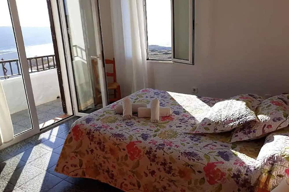 Gran Villa con vistas al mar, piscina y parking privados, capacidad 14 personas in Cala Morell, Ciudadela