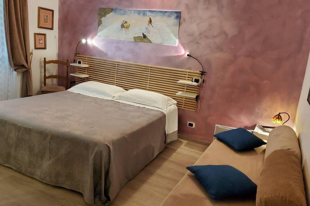 500 mt from the sea 50 meters from the railway station rooms with all comforts in Ostia, Rome