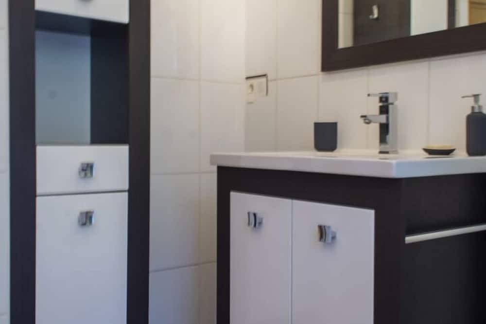 Entire apartment, New mod cons et quiet T2 in Provencal farmhouse in countryside, fully equipped in Saint-Martin-de-Crau, Arles region