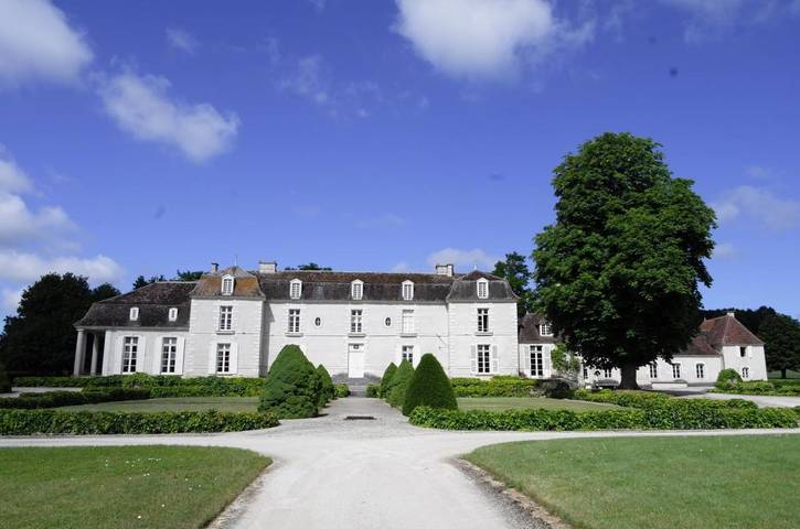Location de vacances pour 18 personnes, avec Jacuzzi et Terrasse ainsi que Jardin et Piscine dans Villemorien