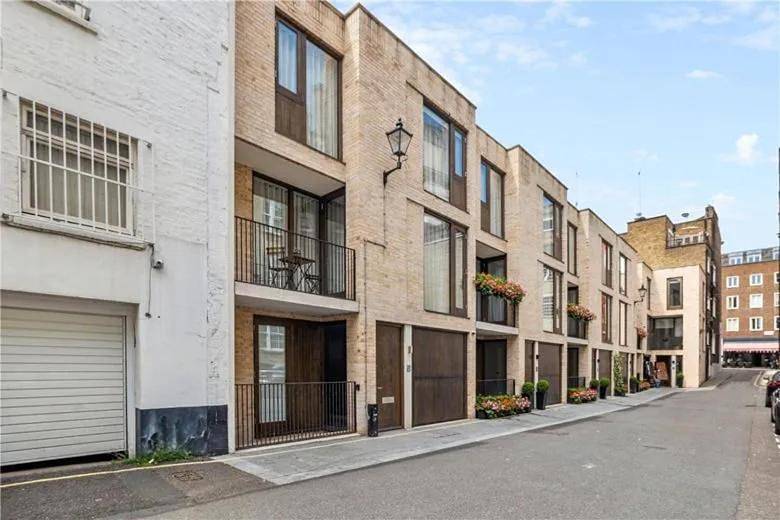 Central London Designer Home w Game Room and Ac in London, Südostengland