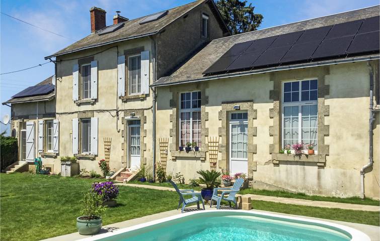 Gîte pour 6 personnes, avec terrasse ainsi que jardin et piscine à Loge-Fougereuse