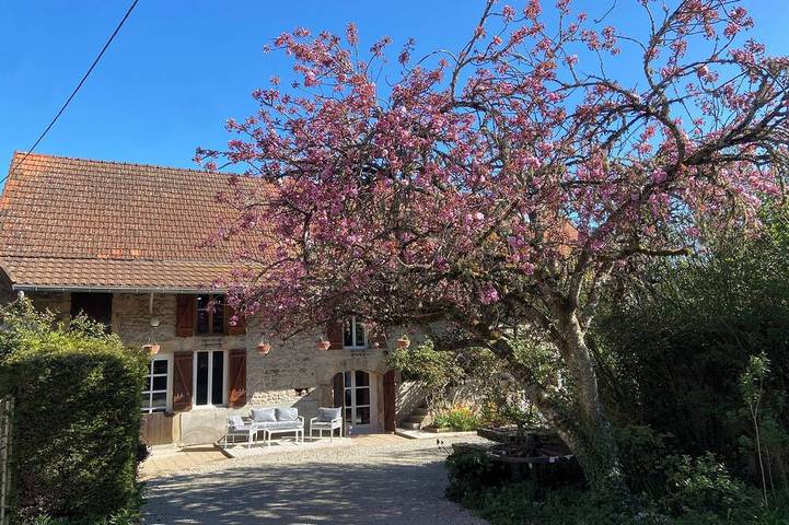 Gîte pour 12 personnes, avec jardin et piscine à Morlet