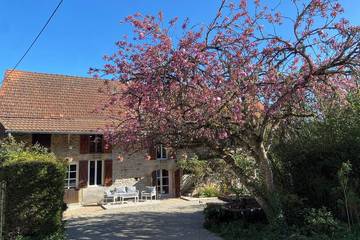 Gîte pour 12 personnes, avec jardin et piscine à Morlet