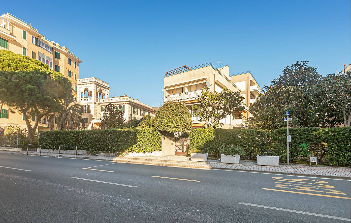 Ganze Ferienwohnung, Modernes Strand-Apartment mit WiFi, AC & Terrasse, 2km vom Strand entfernt in Sestri Levante (Stadt), Sestri Levante