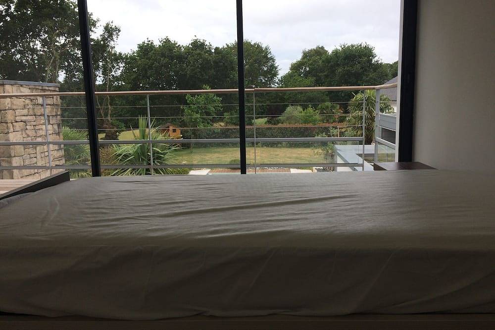Contemporary house with swimming pool, jacuzzi and gym. in Locminé, Pontivy region