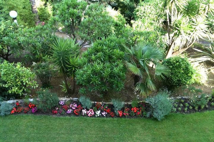 Entire apartment, Sea View Studio 35m2 - Private Parking - Tennis Pool - Park - Standing Residence in Vallauris, Mediterranean Coast (France)