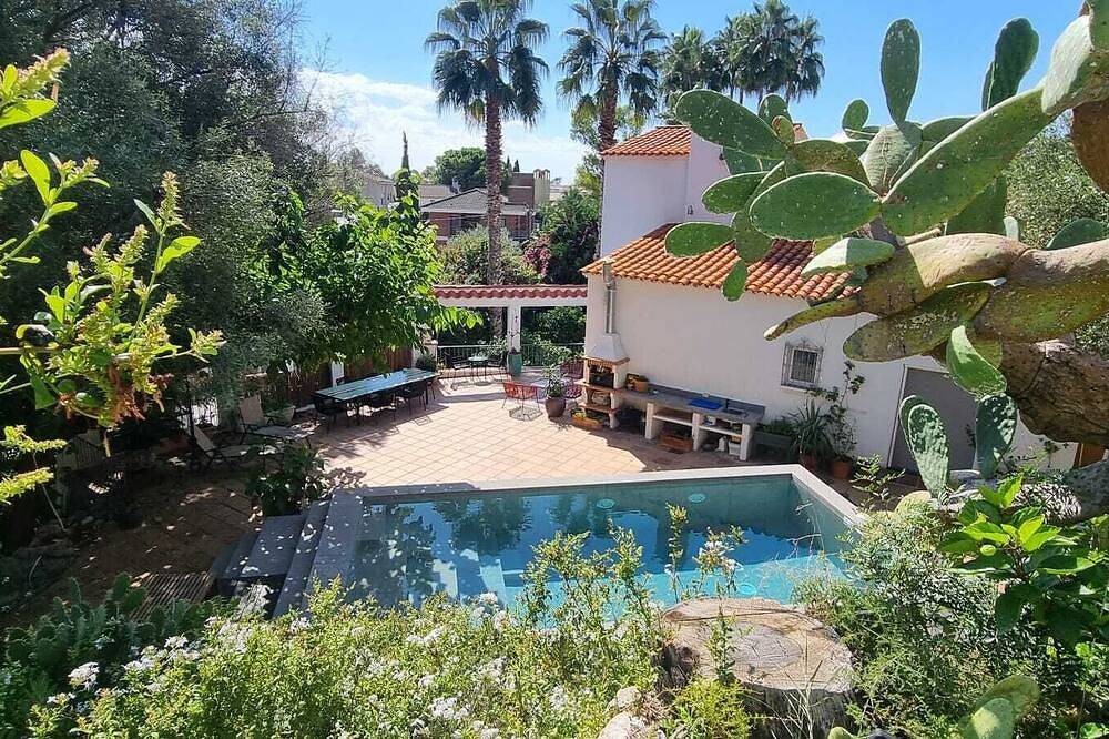Marvelous 4-bedroom garden house, Castelldefels,5 min. walking from the beach in Castelldefels, Baix Llobregat