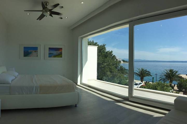Waterfront, Luxurious Villa, with Jacuzzi Pool and Incredible Views! in Podgora (Split-Dalmatie), Makarska riviera