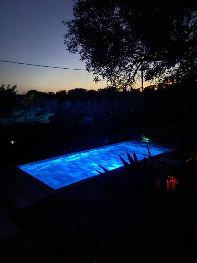 Gîte pour 2 personnes, avec piscine ainsi que vue et jardin à Miramas - 2