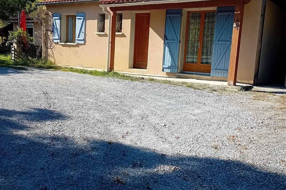 4 kilometers from town center, country house, parking, terrace in Castres, Castres region
