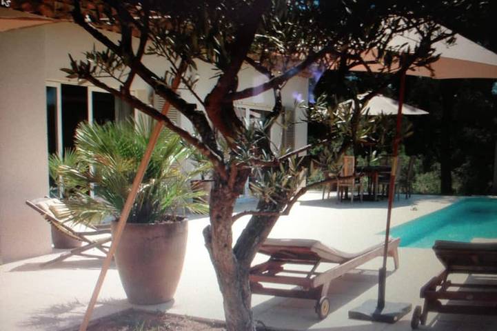 Location de vacances pour 5 personnes, avec terrasse et jardin, animaux acceptés à Saint-Marc-Jaumegarde