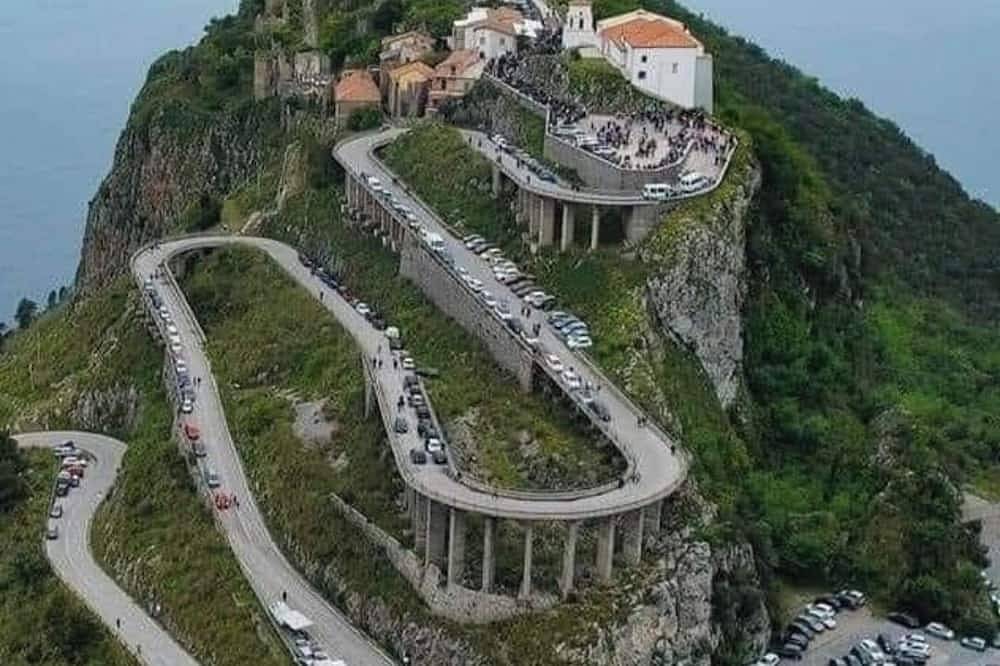 Villa con tende glamping immersa nella natura. in Lauria, Potenza Provinz