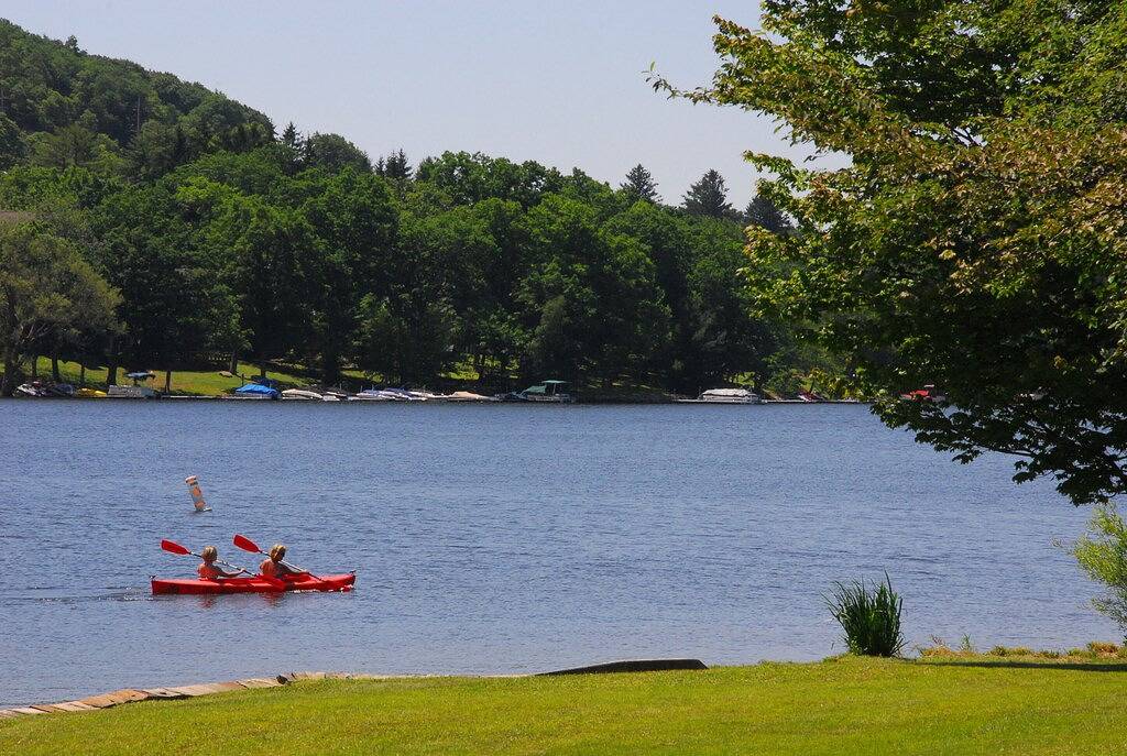 Stadthaus am See mit Seeblick und beheiztem Innenpool! in McHenry, Deep Creek Lake