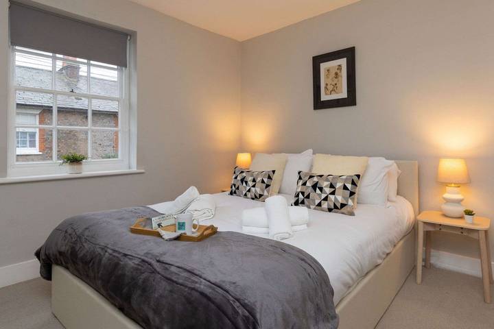 Elegant Georgian City Retreat for 5 in Chichester, West Sussex