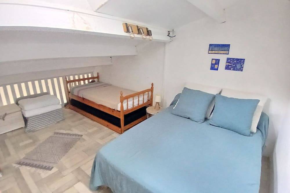 Petit pavillon avec terrasse/ mezzanine/piscine/parking  à 200 m de la mer. in Narbonne Plage, Narbonne