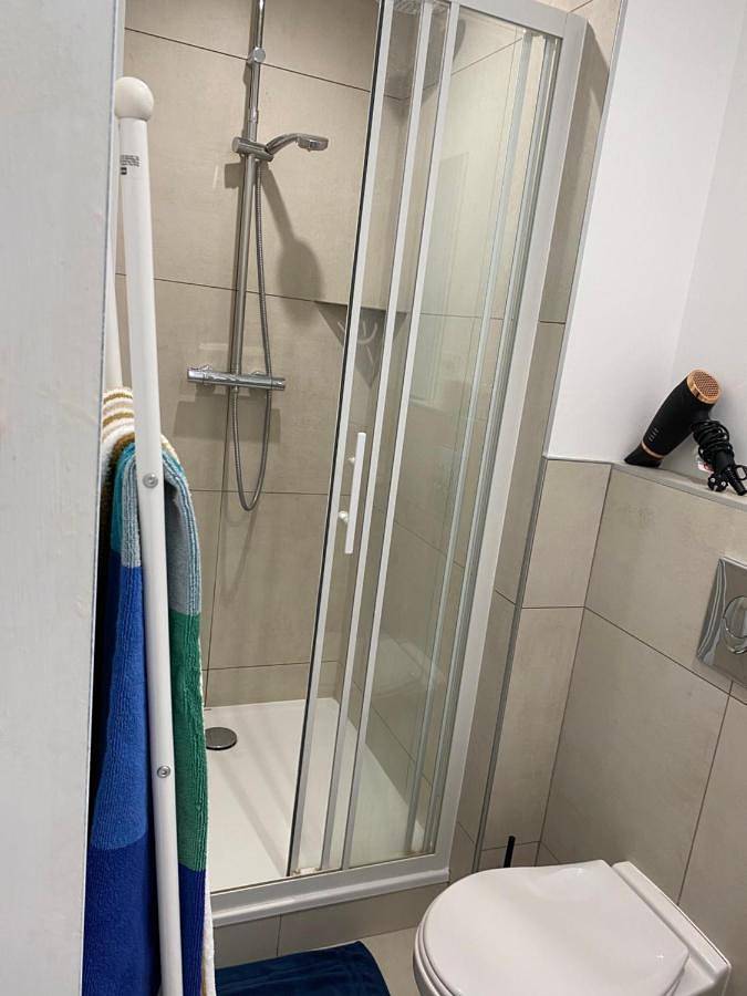 Appartement de vacances entier, Superbe Chambre Parentaledouche Privée et Wc Privés, Wifi, Cuisine Intégrée in Vandœuvre-lès-Nancy, Région de Nancy