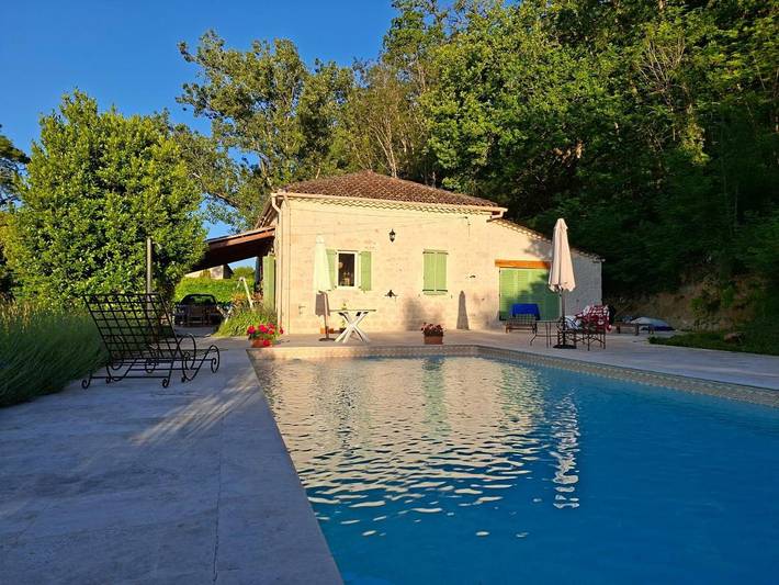 Location de vacances pour 2 personnes, avec Terrasse et Jardin ainsi que Piscine et Vue dans Castelnau-Montratier-Sainte-Alauzie