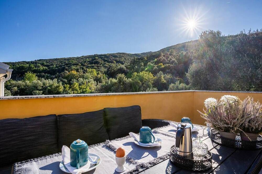 Ganze Wohnung, Sunny Side Apartment Loreta - One Bedroom Apartment in Valun, Cres