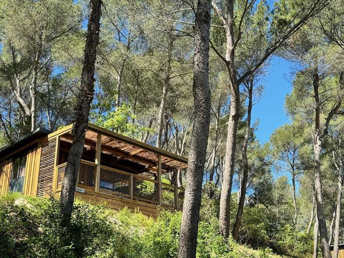 Camping pour 5 personnes, avec terrasse et piscine, animaux acceptés