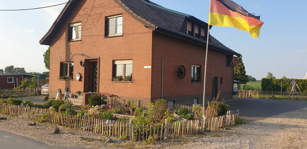 Ferienwohnung für 6 Personen, mit Terrasse und Garten sowie Ausblick in Alpen (Nordrhein-Westfalen)