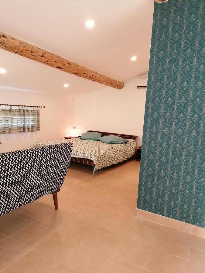 Comfort Triple Room with Shower in Caromb, Parc naturel régional du Mont-Ventoux