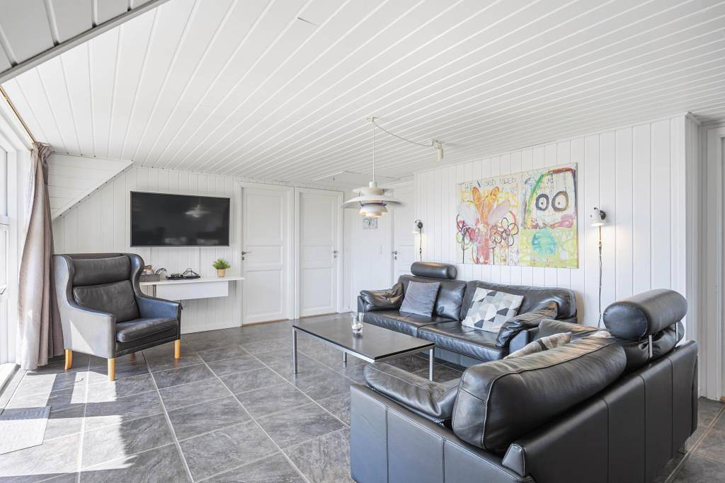 Großzügiges Ferienhaus mit Pool für 8 Personen & 2 Hunde in Sønderho, Wadden Sea National Park