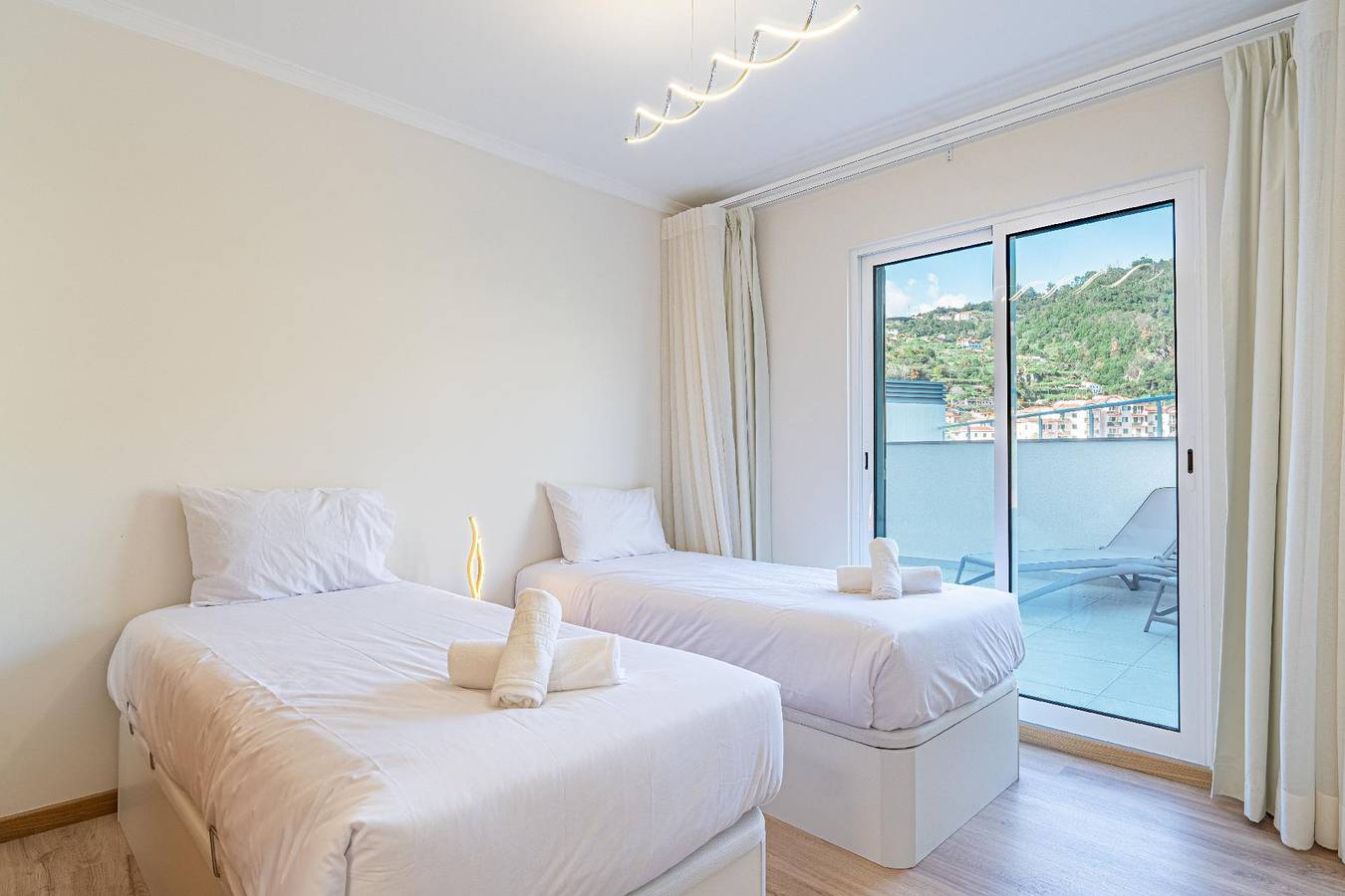 Ganze Ferienwohnung, Ferienwohnung "Sonnenblume" mit Gemeinschaftspool in Caniço, Madeira