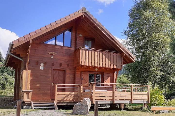 Cosy chalet with breathtaking views of the pond and valley in the Vosges mountains in Le Syndicat, Épinal e dintorni