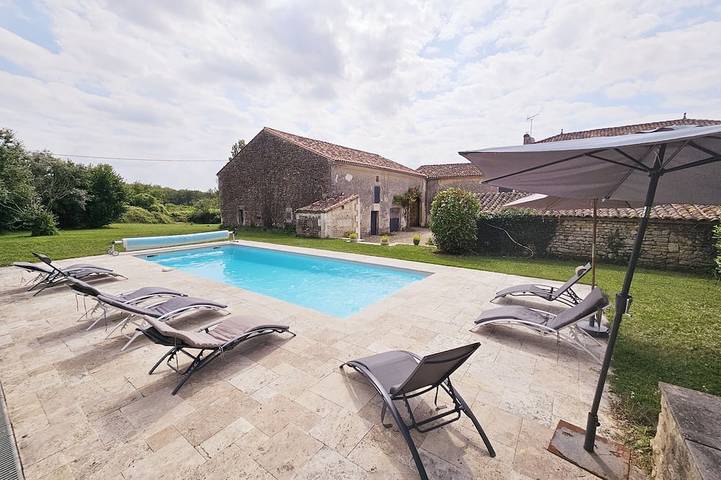 Location de vacances pour 13 personnes, avec terrasse et jardin à Saint-Simeux