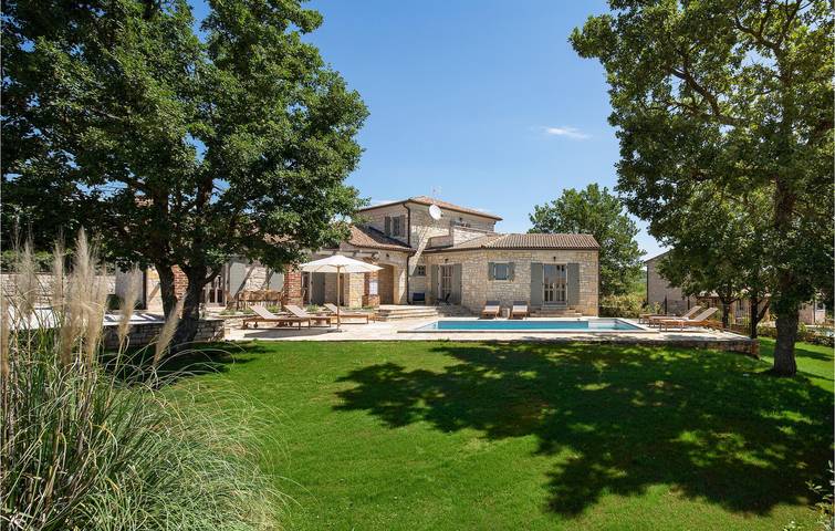 Geräumige 2-Zimmer-Wohnung mit Pool, Terrasse, WLAN und Parkplatz in der Nähe von Heraki in Sveti Lovreč Pazenatički, Zentralistrien