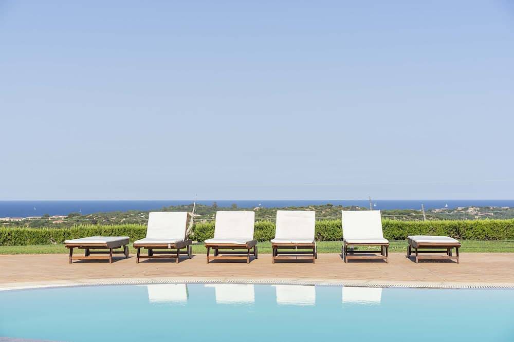 Ganze Wohnung, Panorama Seaview Apartment, 5 Minuten vom Strand entfernt, Pool, gratis Wifi, Klimaanlage in Lu Fraili di Sopra, San Teodoro