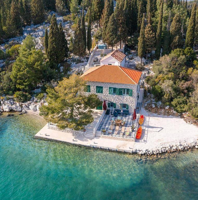 Adriatic Sunrise - Beach House in Blace, Dubrovnik-Neretva