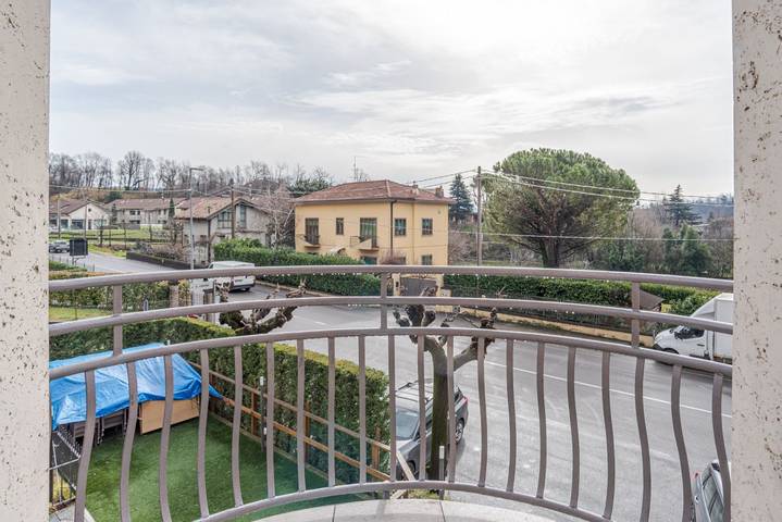 Appartamento intero, Accogliente Appartamento con balcone! Casa Grigna in Cesana Brianza, Brianza