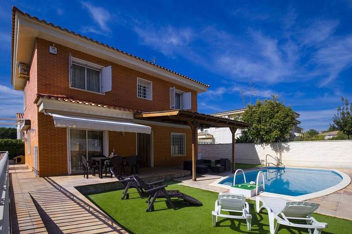 Villa for 10 people, with garden and terrace in Salou