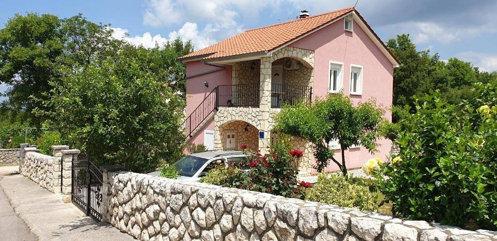 Ganze Wohnung, Geräumige Ferienwohnung im Erdgeschoss Roses 1 in ruhiger Lage auf der Insel Krk in Sveti Ivan Dobrinjski, Krk