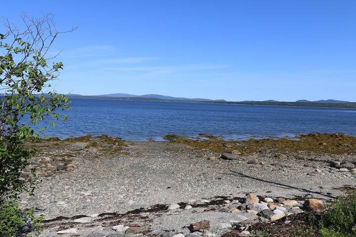 Vacation rental for 8 people, with yard and terrace in Maine