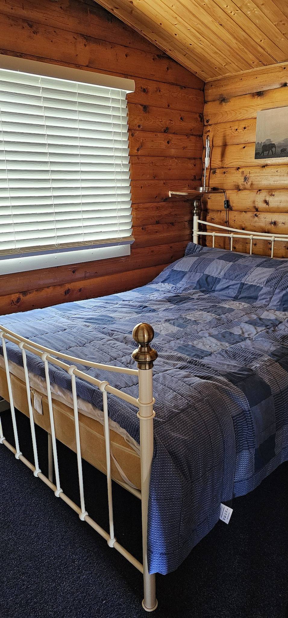 Log cabin - free parking, garden & pet friendly in Bronaber, Snowdonia