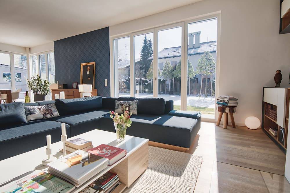 Modern, cozy villa with pool and garden in Munich Trudering, Munich